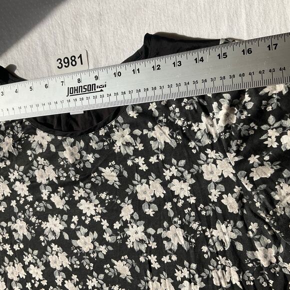 Old Navy Women Blouse size L Floral Black & White ShortSleeve Glossy Back - Picture 2 of 8